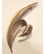 CROWN TRIFARI Brooch Pin Brushed Gold Tone Leaf Design 3 1/2&quot; Tall Vinta... - $429.62 MXN