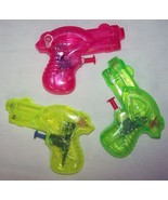 24 asst COLOR 4 INCH SQUIRT GUN PISTOLS play toy water guns hand squirte... - $230.07 MXN