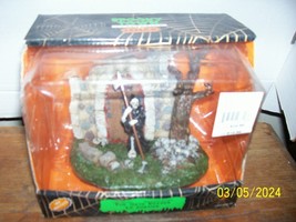 Lemax Spooky Town Collection: The Gate Keeper MIB Retired - $468.48 MXN