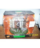 Lemax Spooky Town Collection: The Gate Keeper MIB Retired - $469.00 MXN