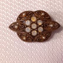Vintage Filigree Brooch with Iridescent Rhinestone and Tiny Faux Pearls - $131.94 MXN