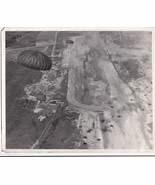 Vintage 8x10 Photograph 1940s Air Force Paratroopers In Flight - $405.61 MXN