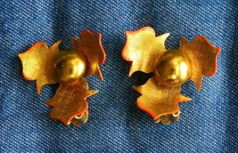 Fabulous Mod Gold-tone &amp; Orange Enamel Flower Clip Earrings 1960s vintage 1&quot; - £10.35 GBP