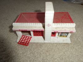 Vintage HO Scale Plasticville Gas Station Building - $18.81