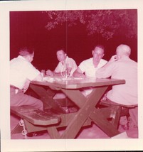 Vintage Guys Hanging Out In Back Yard Playing Cards Color Snapshot 1960s - €3,49 EUR