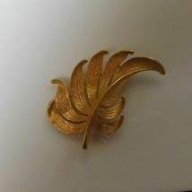 &quot;JJ&quot; Signed Gold-tone Leaf Brooch/Pin - $272.13 MXN