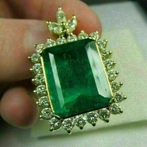 3.75Ct Imitación Esmeralda &amp; Diamante Halo Colgante 14k Oro Amarillo Chapado - £103.35 GBP