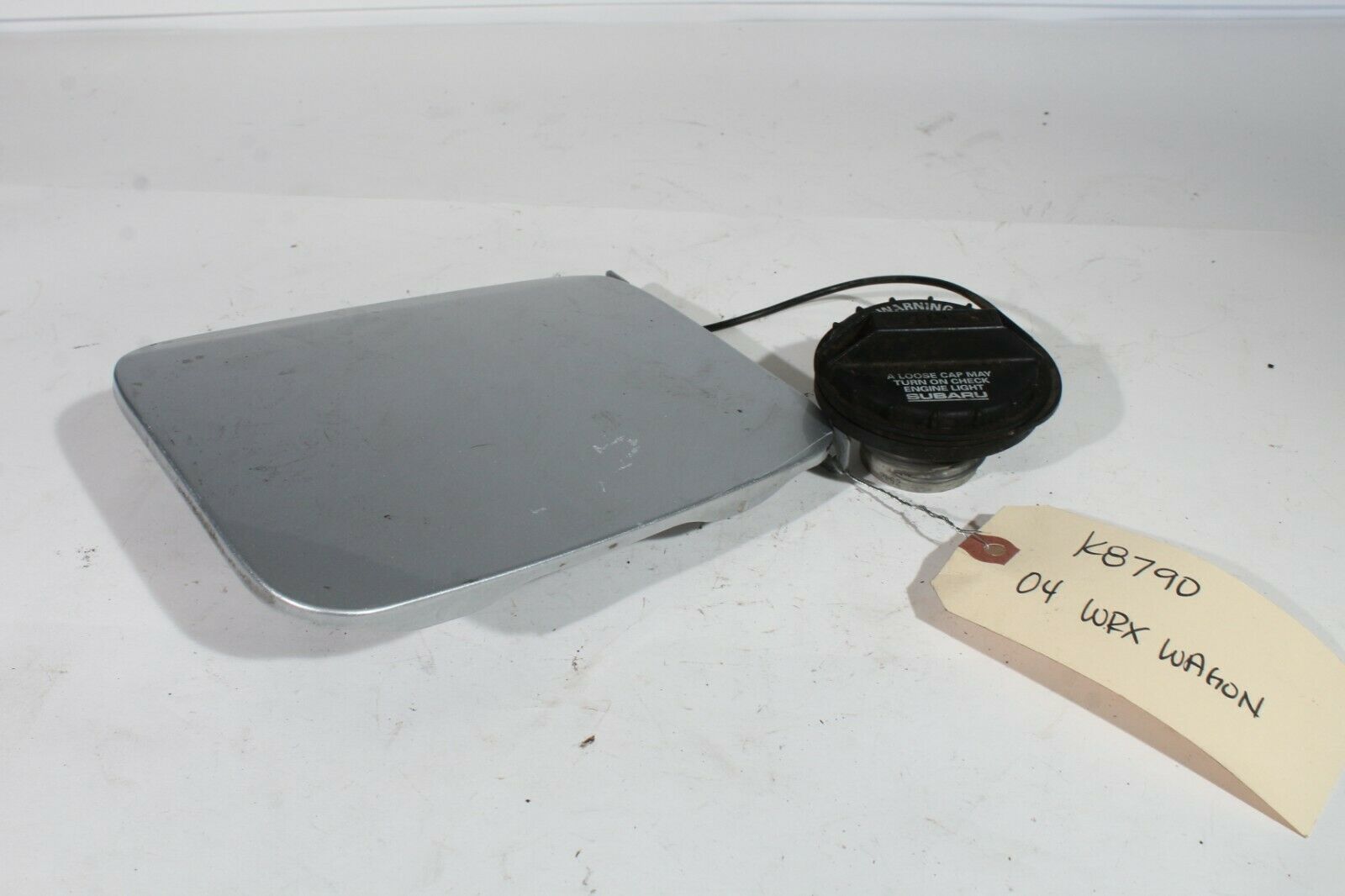 2002-2005 SUBARU IMPREZA WRX WAGON GAS LID FUEL DOOR W/ CAP K8790 - $36.12