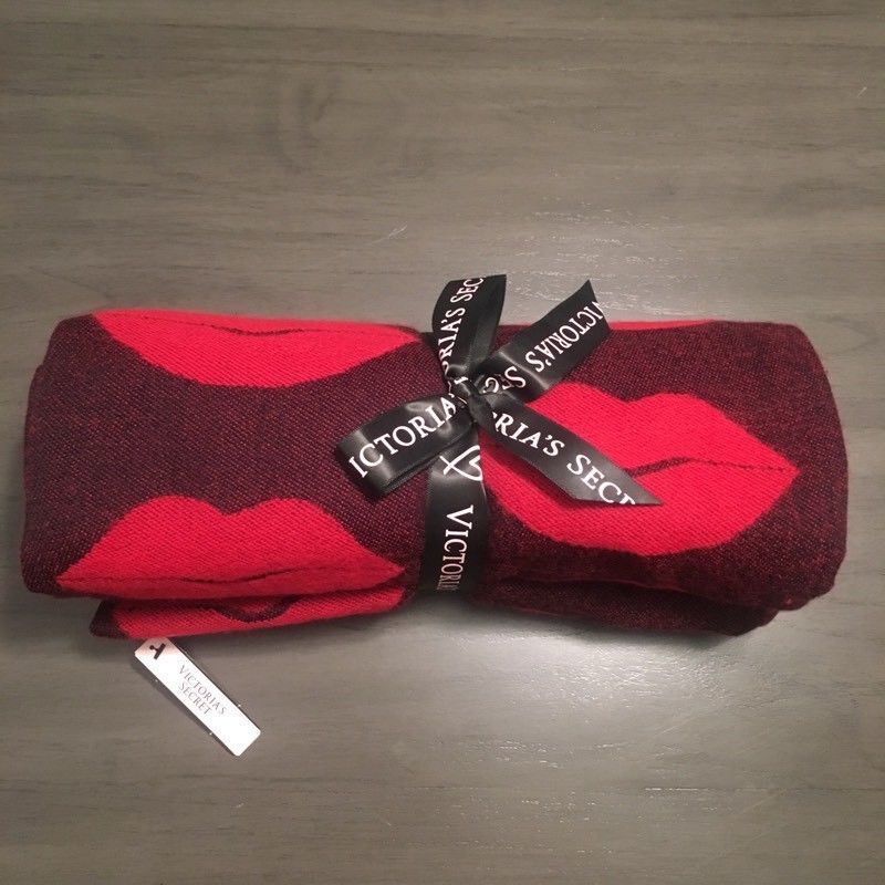 NWT $68 Victoria's Secret Flirt Fringe Throw Blanket 50 X 60 Red Lips Acrylic - $25.75