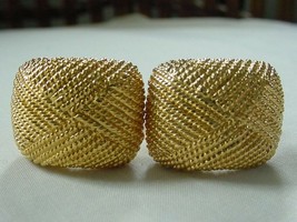 BEAUTIFUL VINTAGE TEXTURED GOLD TONE NAPIER EARRINGS - £19.95 GBP