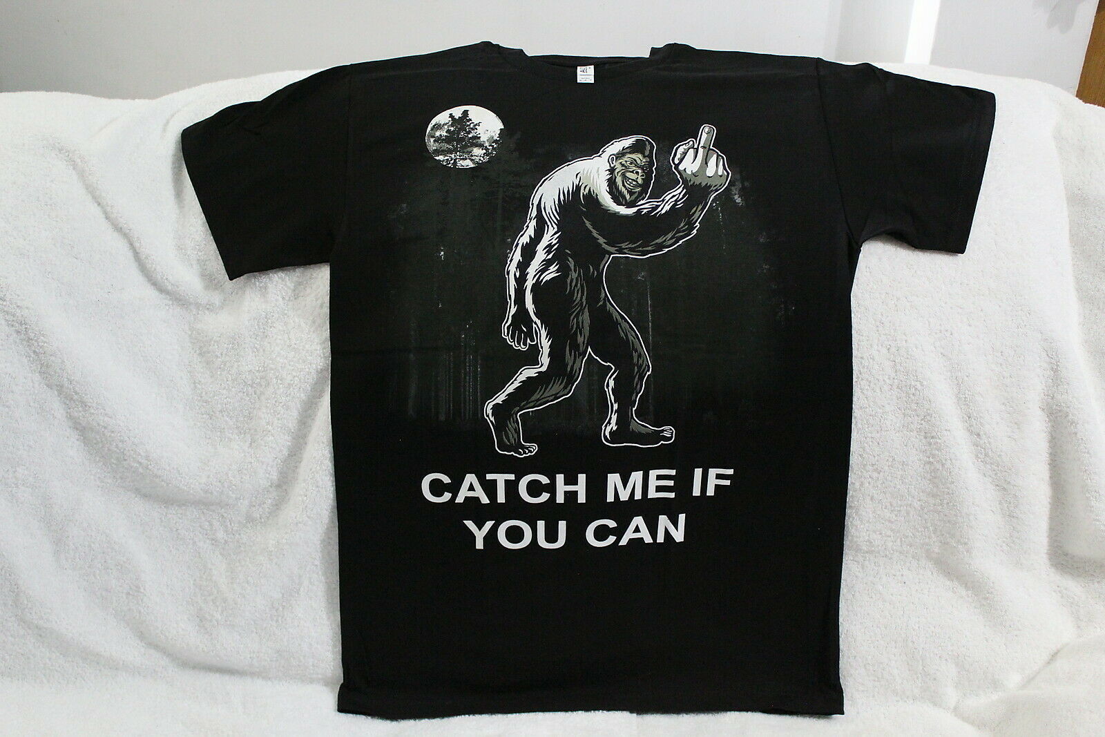 BIGFOOT CATCH ME IF YOU CAN FLIP OFF MIDDLE FINGER SASQUATCH FUNNY T-SHIRT