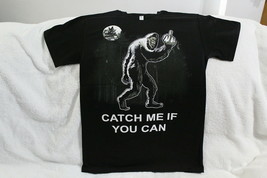 BIGFOOT CATCH ME IF YOU CAN FLIP OFF MIDDLE FINGER SASQUATCH FUNNY T-SHIRT - £8.90 GBP+
