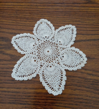 Vtg Handmade Crocheted Ecru Star Shaped Doily Pineapple Pattern 7&quot; diameter - £5.41 GBP