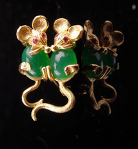 Vintage 14kt gold Mouse brooch / sweetheart gift / Ruby eyes / chrysoprase jelly - £490.35 GBP