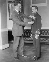 Franklin D. Roosevelt pins medal to sailor FDR Photo Print - £6.93 GBP+