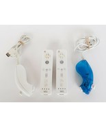 Pair of Nintendo Wii remotes with num-chuks UNTESTED - $562.18 MXN