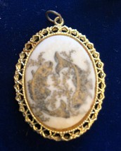 Vintage Pieces Fish Horoscope Zodiac Sugar Bead Metal Pendant Gold Tone - $10.00