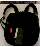 Levi&#39;s®  black  Tote bag/ backpack New With tags with Levi® tag Faux Fir - $472.88 MXN