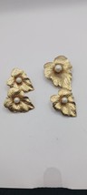 Vintage Sarah Coventry Faux Pearl Gold Tone Leaf Brooch , clip on... - $760.27 MXN