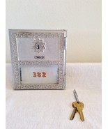 AMERICAN 1963 US POST OFFICE BOX DOOR 6 1/4&quot; x 5 1/2&quot; w/ 2 KEYS GRECIAN ... - $443.55 MXN