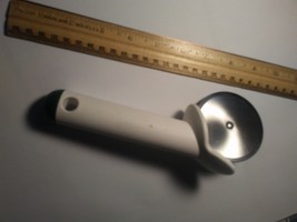 Tupperware pizza cutter utensil - £15.02 GBP