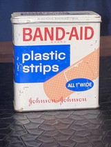 Vintage Band-Aid 34 Bandages  1” Wide Johnson &amp; Johnson Hinged Empty Tin, 1963, - £7.80 GBP