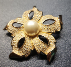 Christian Dior Vintage Brooch Gold Tone with Rhinestones Faux Pearl PB77 - £101.53 GBP