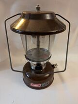 1979 Coleman Lanterna Modello 275 Marrone Globo Picket Fence 2 Fiamme - $66.52