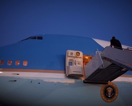 President Barack Obama boards Air Force One for first trip as Pres. Photo Print - £6.96 GBP+