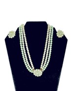Vintage 50&#39;s Japan Faux Ivory &amp; Green 3 Strand Cluster Clasp Necklace &amp; ... - $760.62 MXN