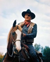 John Wayne classic Rooster Cogburn pose on horseback True Grit 4x6 photo - £4.71 GBP