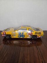 YELLOW M&amp;M RACECAR TIN - $378.12 MXN