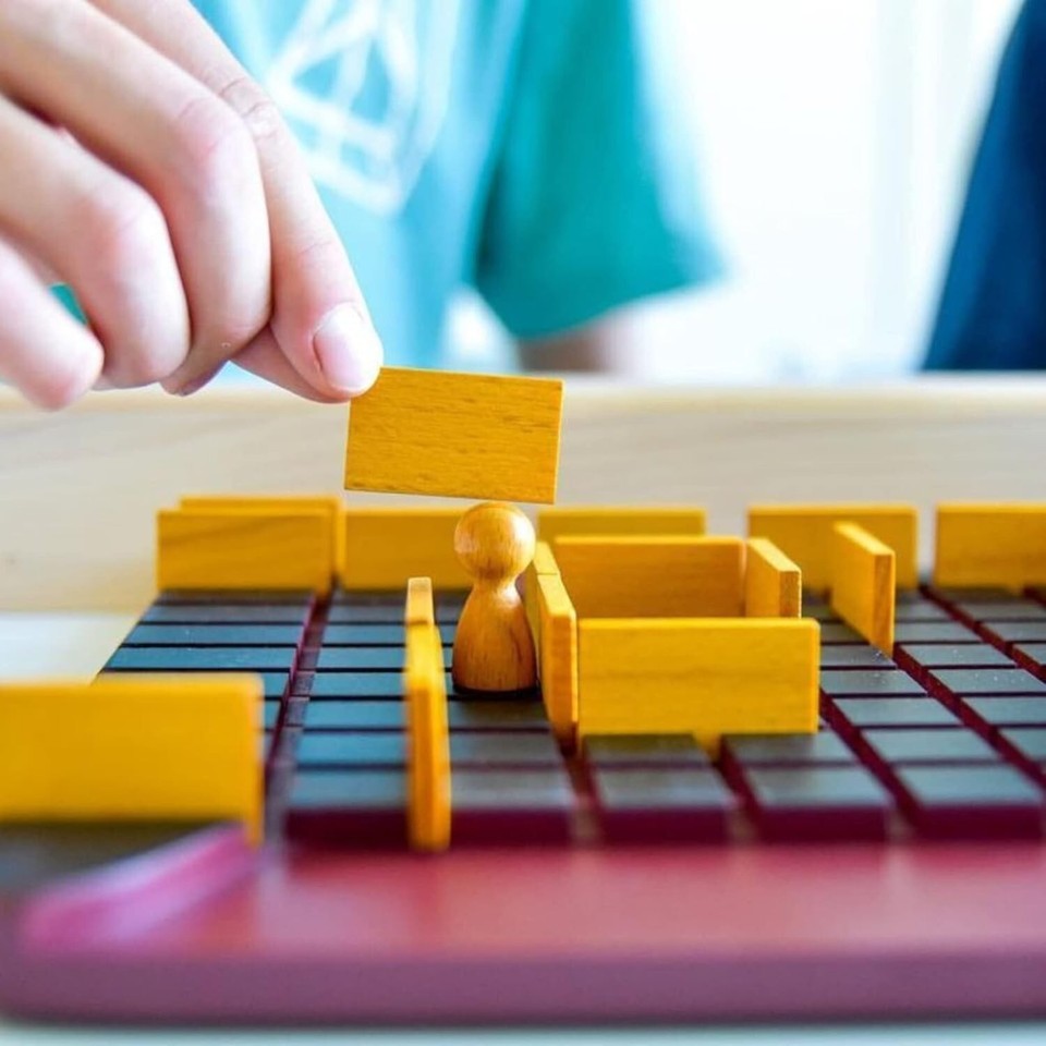 Family-Friendly Quoridor Game | 2-4 Players | Mensa Winner | Fun for Ages 8+ Item image 9