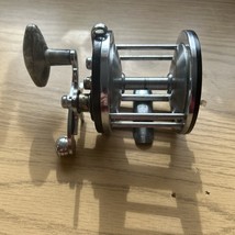 VINTAGE PFLUEGER OHIO 1978 SALT WATER CASTING REEL, MARBLED PLASTIC HANDLE - $404.66 MXN
