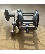 VINTAGE PFLUEGER OHIO 1978 SALT WATER CASTING REEL, MARBLED PLASTIC HANDLE - $29.72 CAD