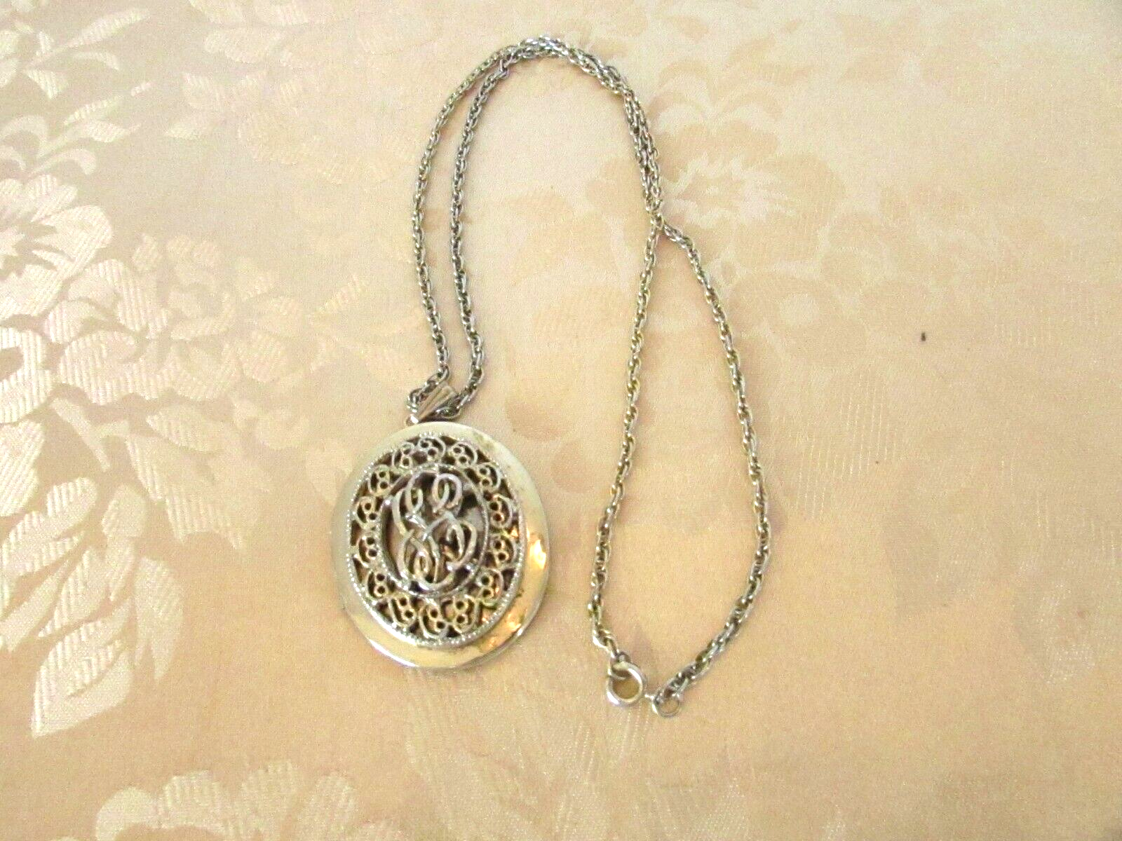 Vtg Fashion Jewelry Oval Goldtone Locket Necklace   L34 - $5.89