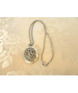 Vtg Fashion Jewelry Oval Goldtone Locket Necklace   L34 - £4.75 GBP