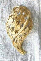 Elegant Mid Century Modern Filigree Gold-tone Leaf Brooch 1960s vintage 2&quot; - £9.67 GBP