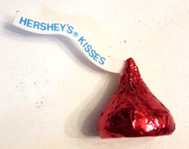 Hallmark Hershey&#39;s Kisses VTG 1989 Plastic Pin Red Chocolate Candy Kiss - £12.41 GBP