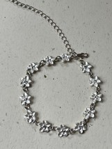 Dainty Silvertone Chain w Grayish White Flowers w Clear Rhinestone Center Bracel - £10.46 GBP