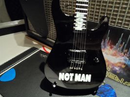 ANTHRAX - NOT Man 1:4 Scale Miniature Replica Guitar ~New~ - €12,81 EUR