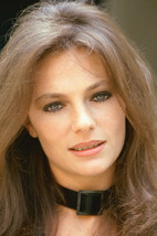 Jacqueline Bisset Sexy Smiling Head And Shoulders Wearing Choker 11x17 Poster - £15.72 GBP