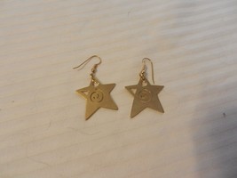 Women&#39;s Vintage Gold Tone Engraved Star Dangle Pierced Earrings - £24.03 GBP