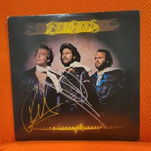 The Bee gees signed lp Children of the World, 3 members, Original, Vinta... - $2,582.39 MXN