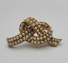 Vintage Lisner 2-1/4&quot; Faux Pearl Gold Tone Knot Design Signed Brooch - £15.54 GBP