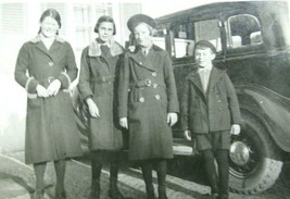 Vintage B&amp;W RPPC Postcard 1930s 40s Family Children Car Boy Girls - £1.55 GBP