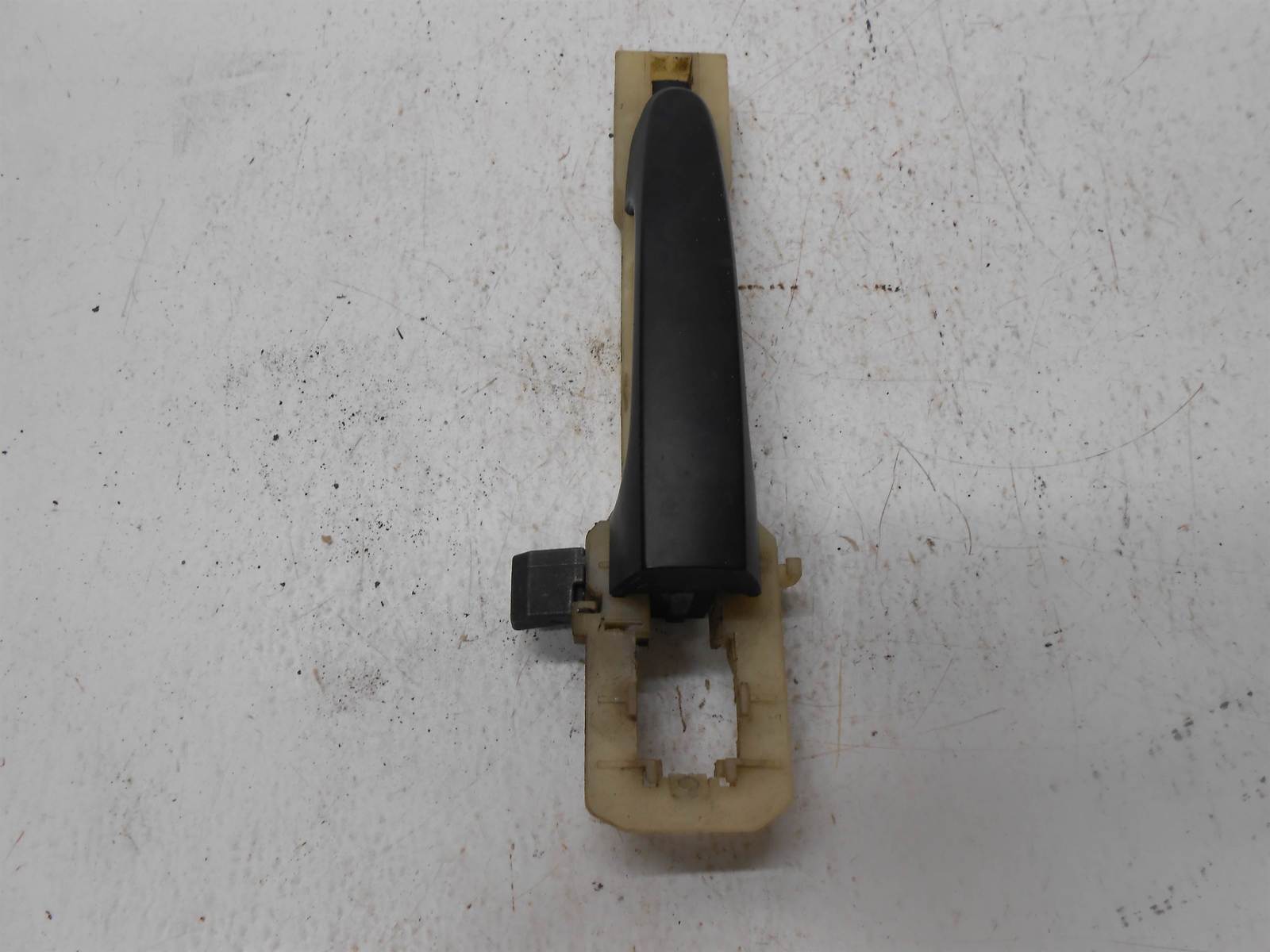 2005 KIA SPORTAGE  EXTERIOR DOOR HANDLE FRONT RIGHT PASSENGER SIDE - $25.87