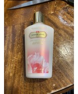 Victoria&#39;s Secret Sheer Love White Cotton/Pink Lily Hydrating Body Lotion - $482.88 MXN