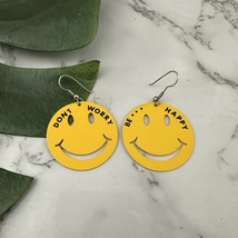 Vintage 90s Dont Worry Be Happy Smiley Face Earrings Yellow Metal Round - $462.19 MXN