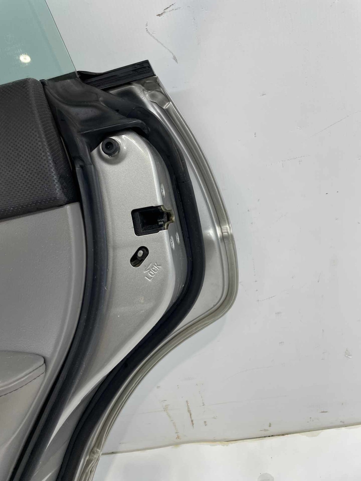 2006-2008 Subaru Forester RH Passenger Rear Driver door Assembly Scuffs Dent OEM Item image 12